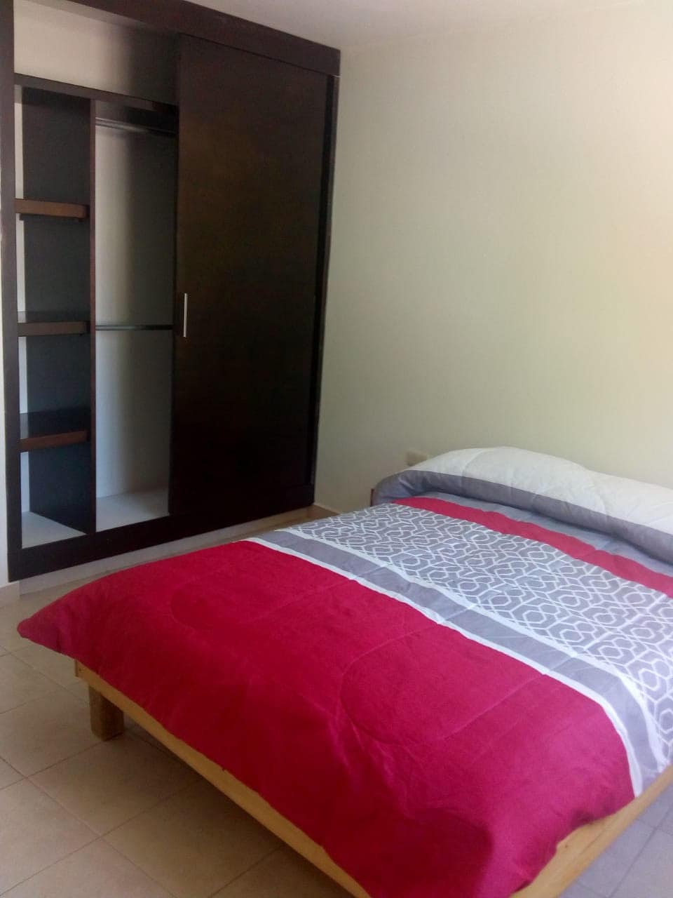 ห้องนอนที่สองมีตู้เสื้อผ้าและวิวสวน