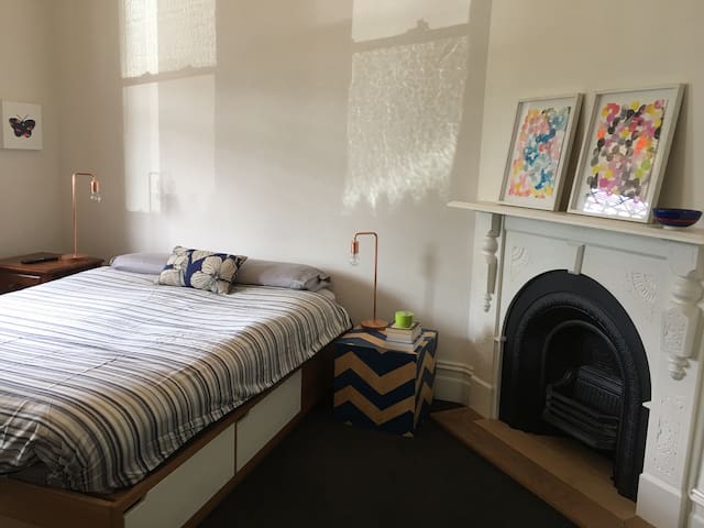 Clifton Hill house with pool gallery image 3