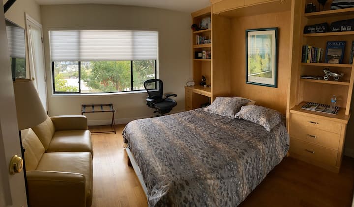 Camera privata per gli ospiti con letto matrimoniale a scomparsa e vista diretta sulla baia di San Francisco. La camera per gli ospiti ha una scrivania a incasso con una sedia da ufficio Herman Miller. Smart TV 4K Sony 2020. Bagno/doccia privato. Dispone di stufa/condizionatore/purificatore d'aria Dyson. Ha un ampio armadio.