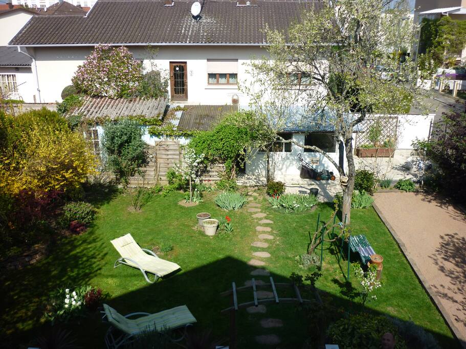 vue sur le jardin depuis la salle de bain