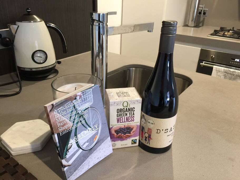 Guidebook to the marvellous North Melbourne , a touch of tea and wine .