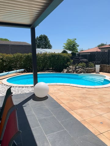 Maison lumineuse avec piscine