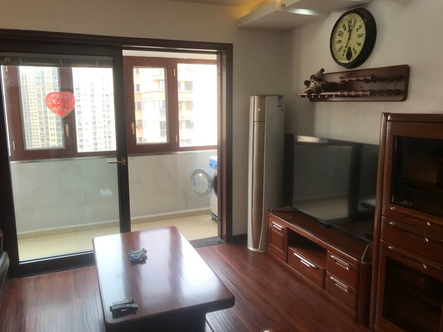 阳光撒进屋内