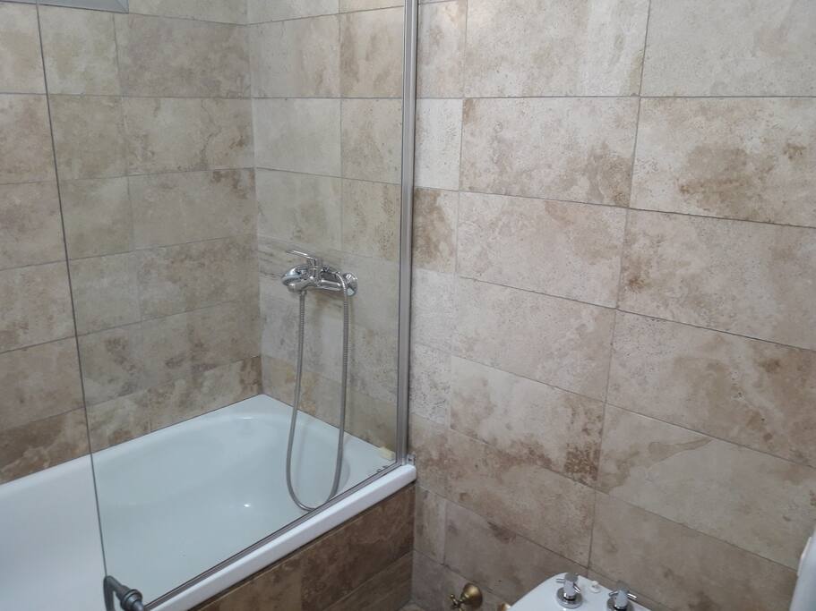 baño con bañera comun