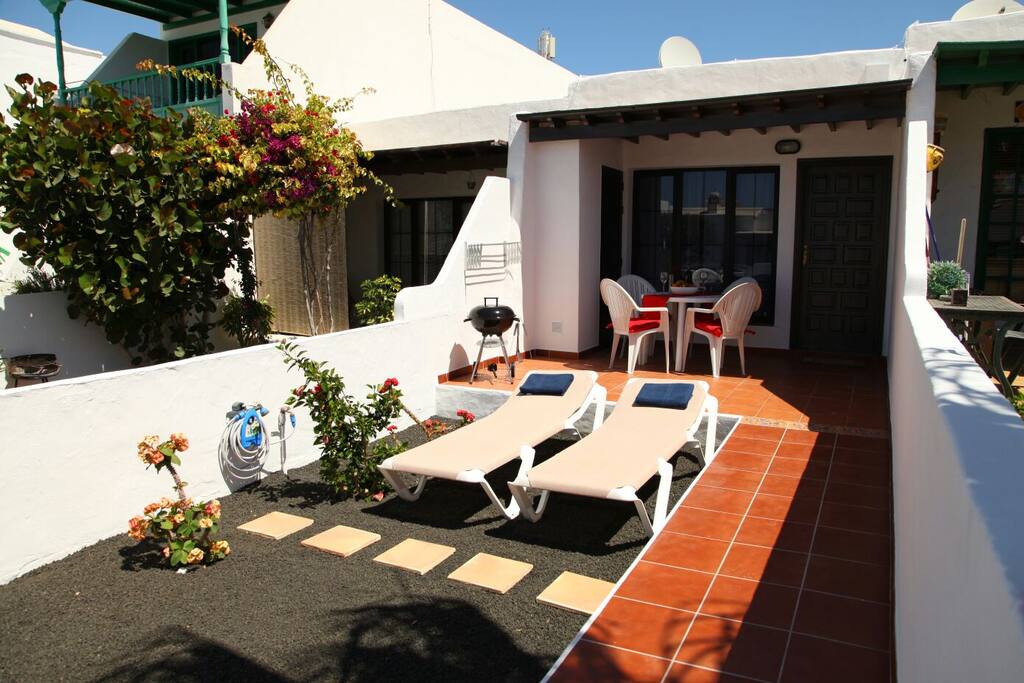 Terraza amplia con barbacoa y solárium