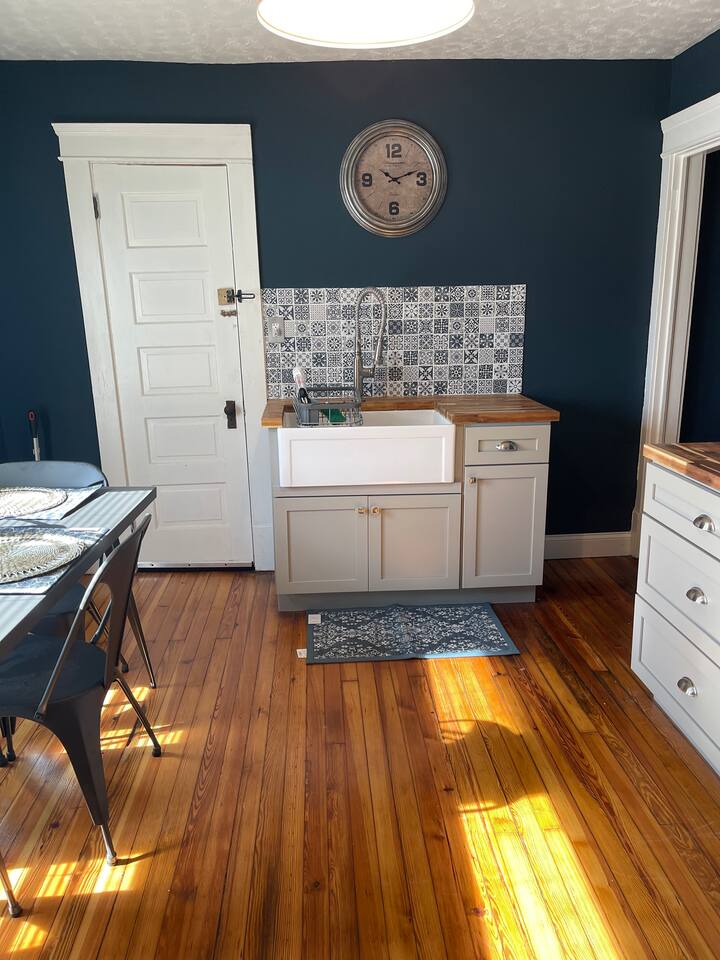 Bohemian (Full Apartment to yourself). Guest suites for Rent in