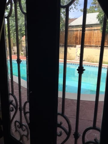 6bd, 4 bath, 2 liv rm house w/ pool. 7 min strip
