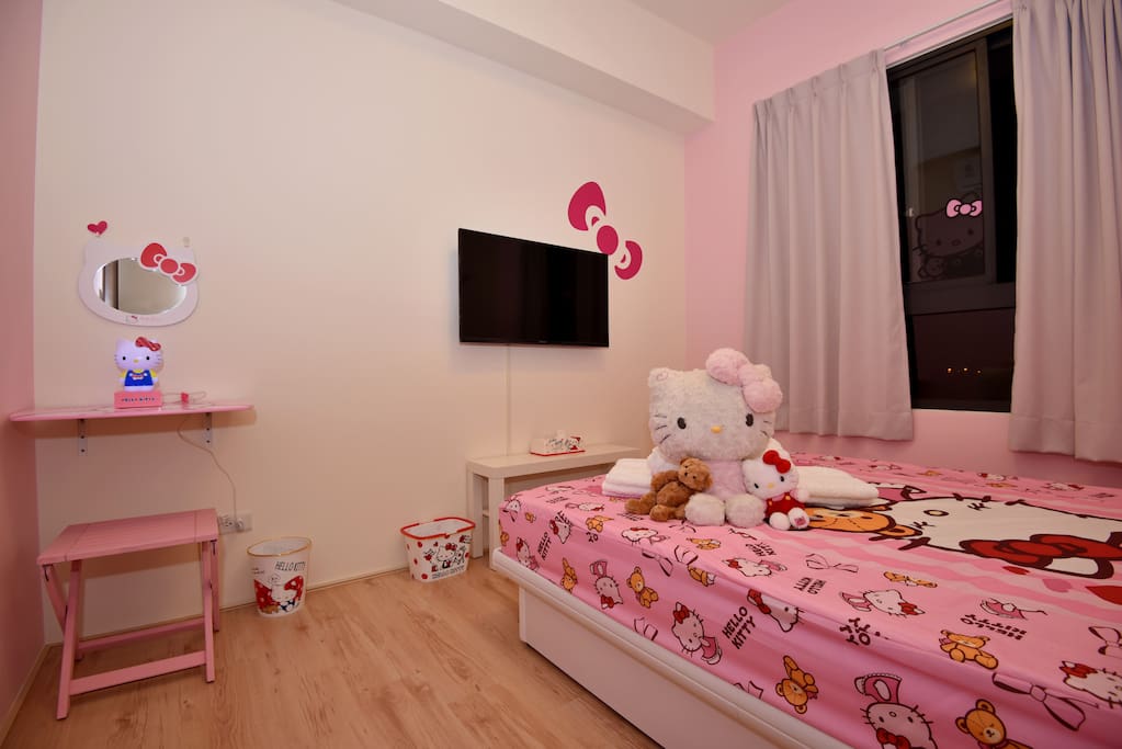 Kitty room. Queen size spring bed.
Kitty房, 5x6尺彈簧床.