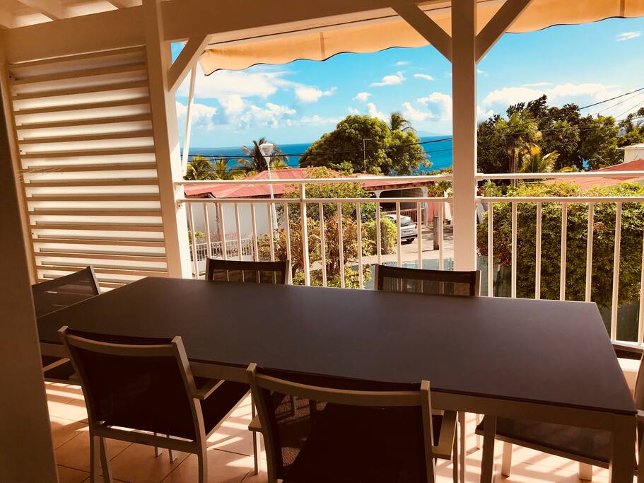 Terrasse avec grande table 6 places