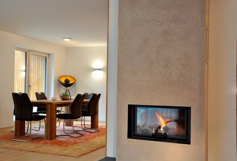 Offener Kamin mit großem Esstisch