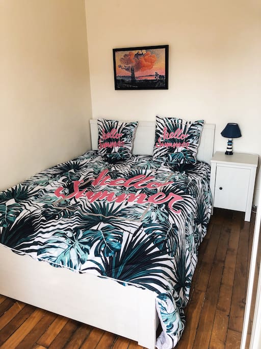 The bedroom (with the balcony) / la chambre (qui donne sur le balcon)