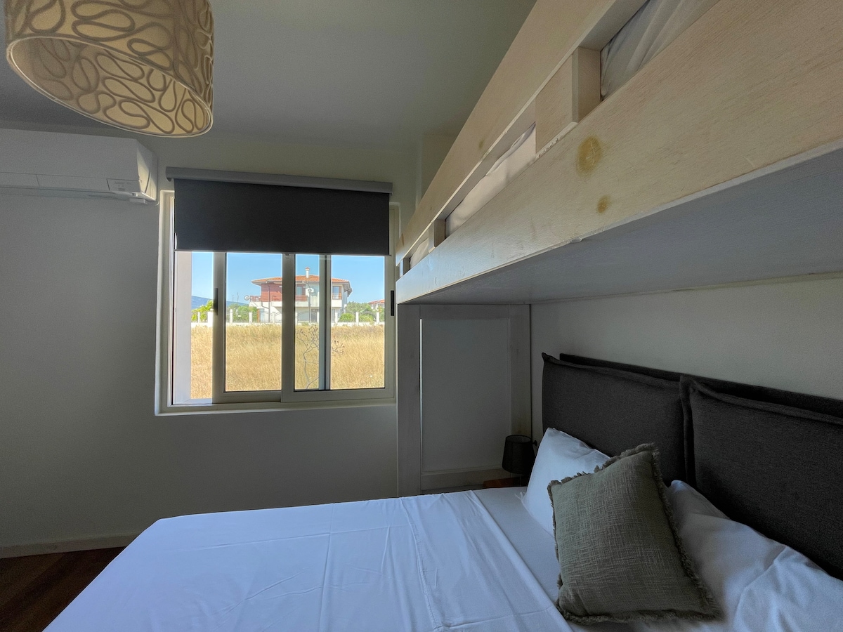 חדר שינה 3 עם מיטת קינג סייז, מיטת יחיד אחת ונוף לשדה