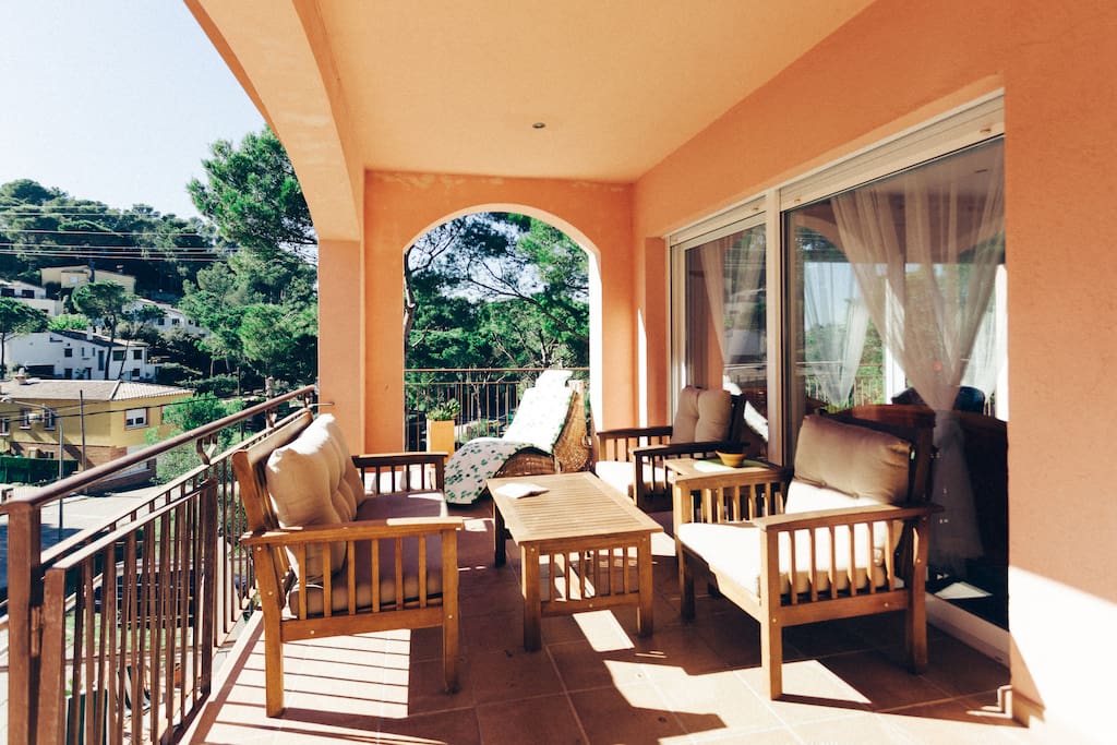 Terrasse proche porte d'entrée et séjour
