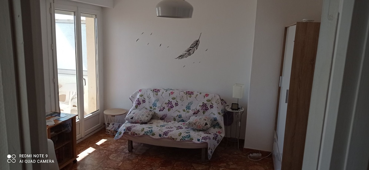 Popular Airbnb listing: Sea-facing studio in Canet En Roussillon