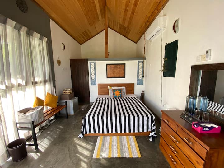 غرفة النوم الثانية - في الطابق العلوي مع أجمل إطلالة على حقل الأرز والطبيعة التي تحيط بك.