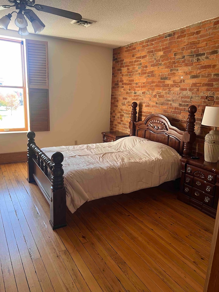 El dormitorio #2 contiene una cama tamaño queen, vestidor, televisión inteligente, 2 mesas auxiliares y  un vestidor compartido con el dormitorio #3.  ¡La habitación tiene una vista a la plaza del juzgado!