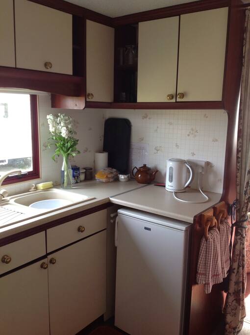 Well equipped kitchen with kettle and tea/coffee making facilities.fridge, gas cooker, grill, toaster and cafetière. Ample cooking equipment.