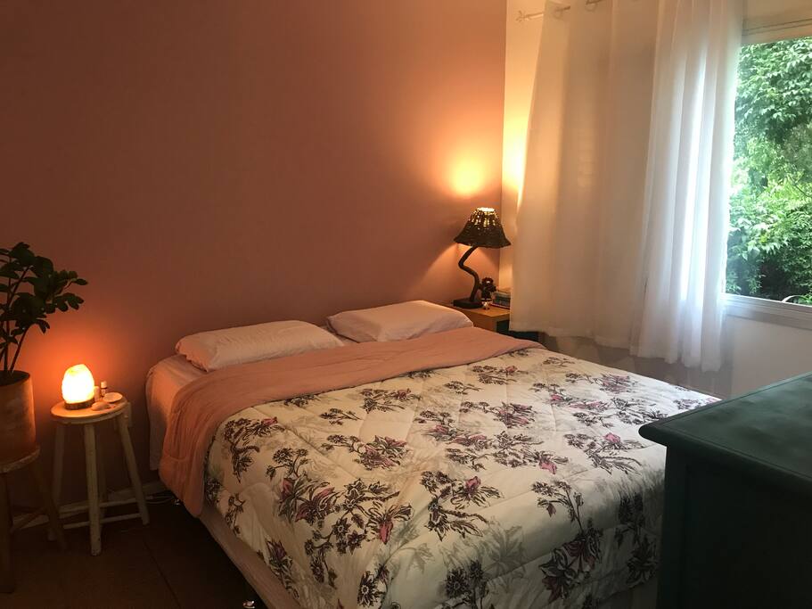 Quarto de casal com cama Queen