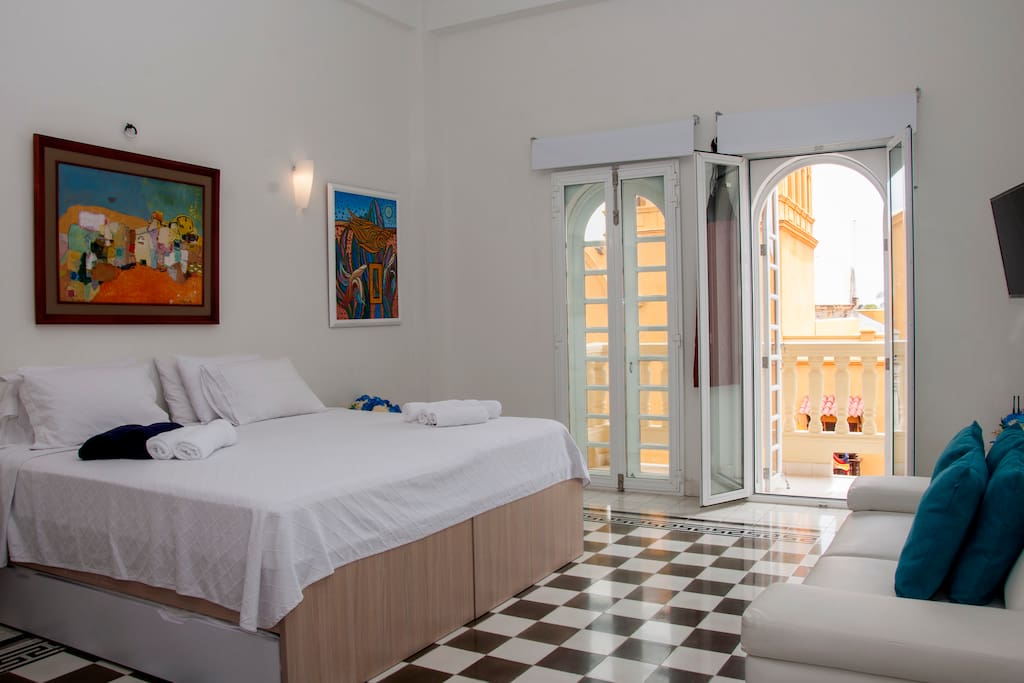 other layout with King bed and single beds underneath