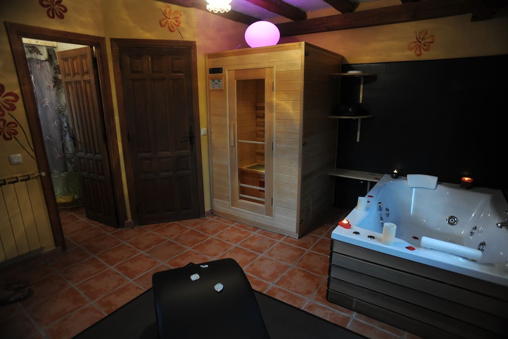 Sauna y Jacuzzi Spa privado de la casa el Roble
