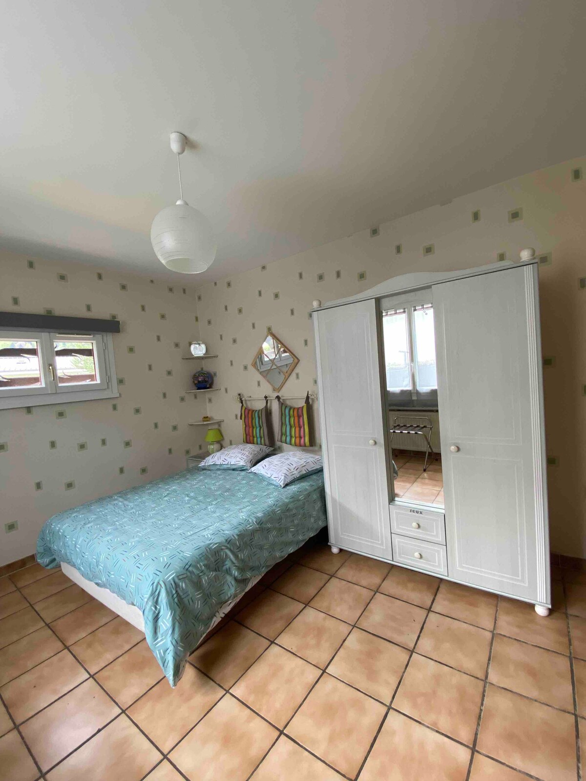 ห้องนอนหัวมุมเตียงคู่ตู้เสื้อผ้าพร้อมวิวที่ดินและภูเขา