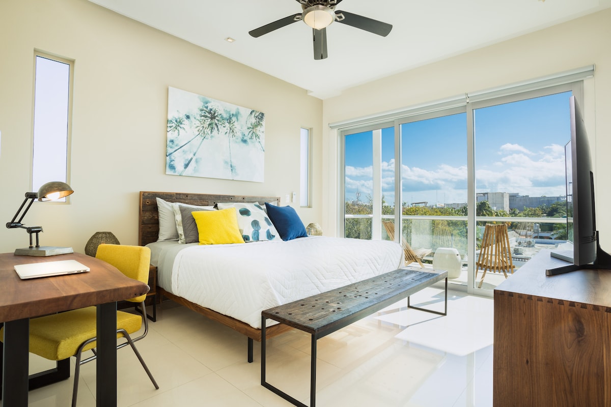 Suite principal con cama tamaño king, colchón con la parte superior acolchada y cortinas que oscurecen la habitación. Abre las puertas correderas de pared a la pared y sube a tu terraza privada orientada al este.