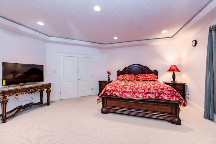 Huge Luxury Home with huge Deck near Powell Butte gallery image 5