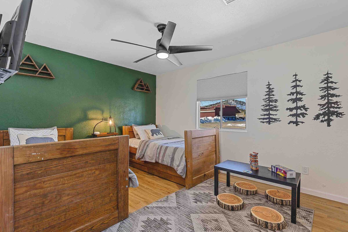 Уютно преспиване в стая, пълна с любов! Две единични легла с разтегателно легло, застлани с меки памучни чаршафи, и въздушен матрак с кралски размер за гости правят тази детска спалня идеална. 40" Roku телевизор