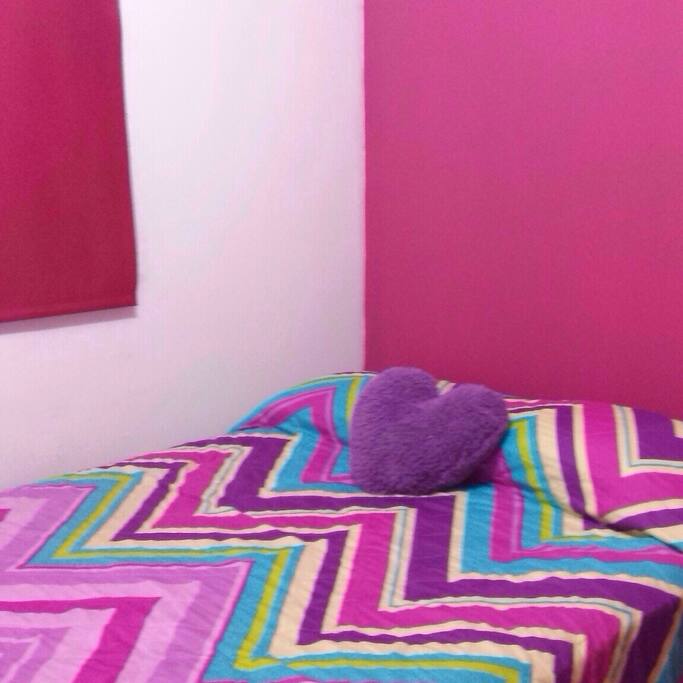 Cómoda habitación, espacio acogedor para descansar.