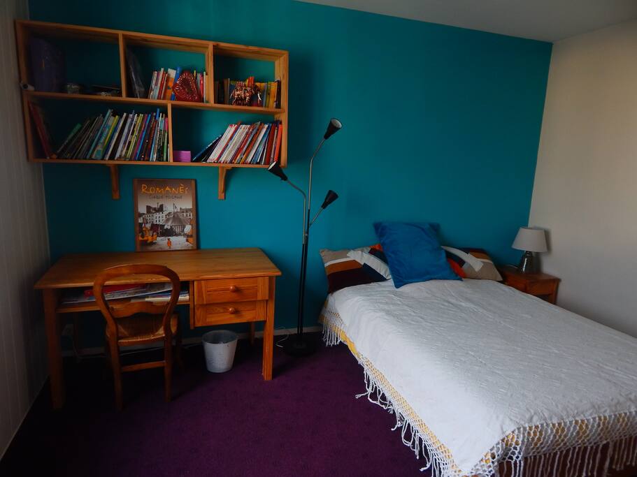 La chambre bleue est très spacieuse -16 m²
