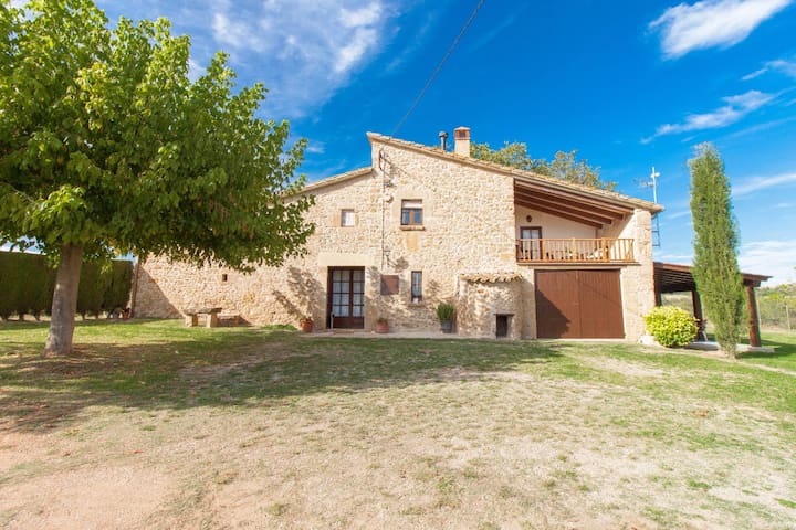 Masía de piedra con enorme jardín y piscina