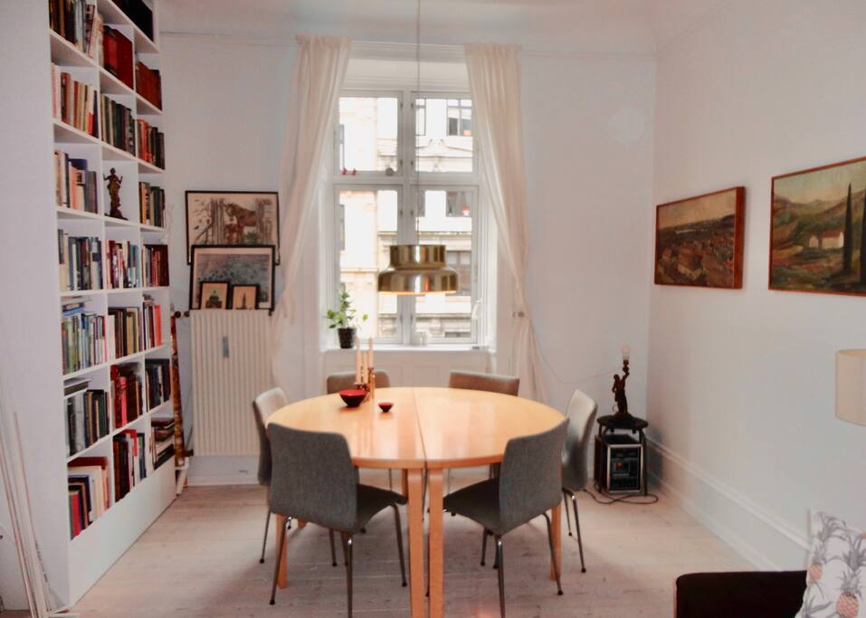 Stuen med spisebord