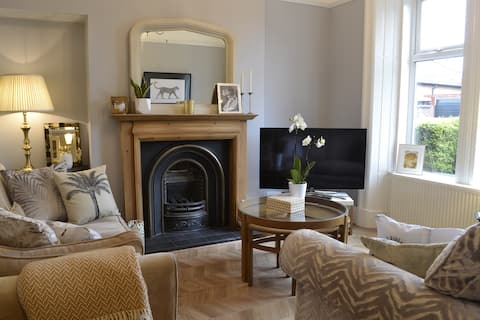 Stunning Period Townhouse with Garden Near to Town