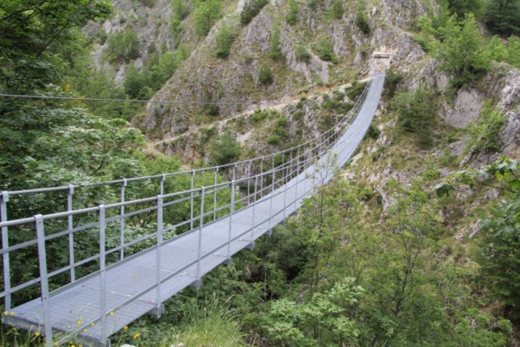 "Ponte sospeso".Nuovo progetto del comune per rendere comodo il passaggio da un versante all'altro