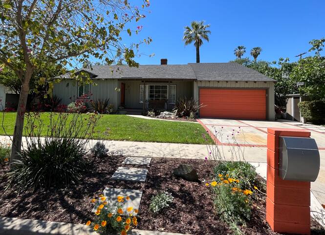 Mid Century Modern w/ pool & large kitchen in LA gallery image 3