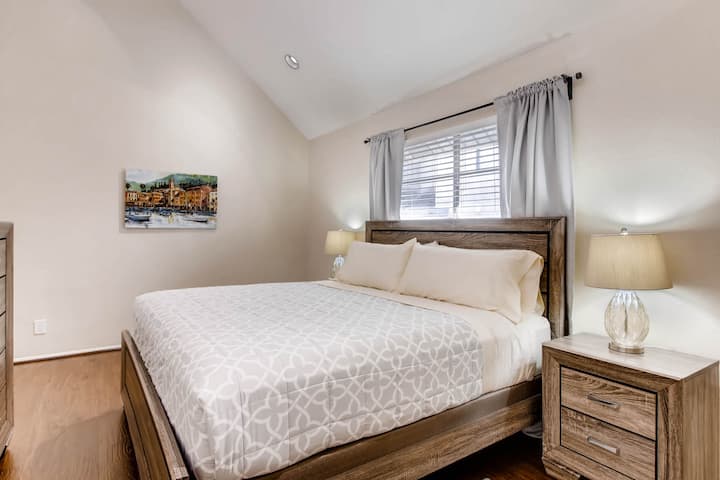 带套房的特大号床卧室