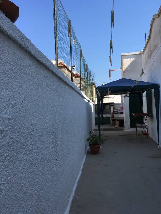 Retro del giardino dove è possibile stendere il bucato e in fondo una zona dedicata al barbecue