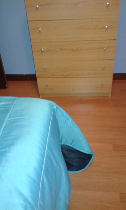 Cômoda com quatro gavetas