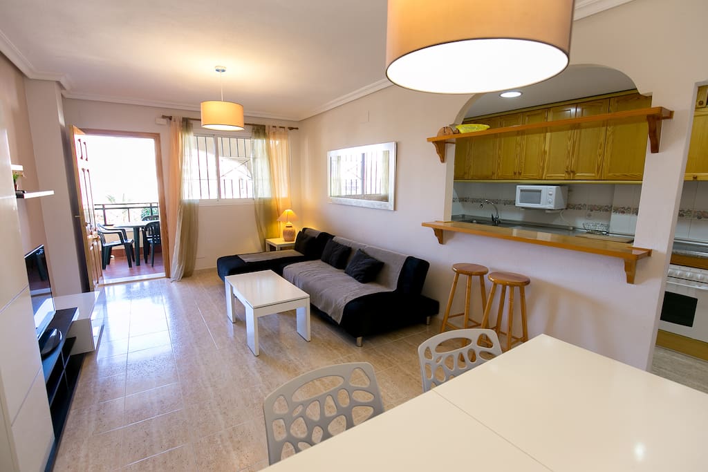 Amplio salón con mobiliario moderno. Spacious living room in modern style.