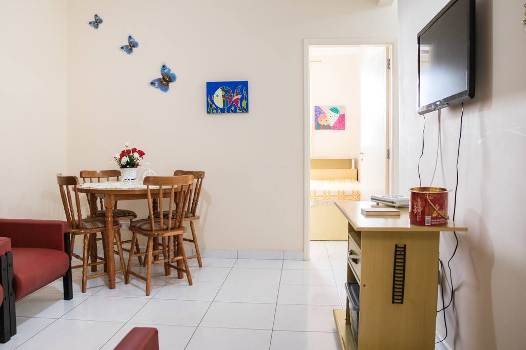 Sala com televisão e jogos