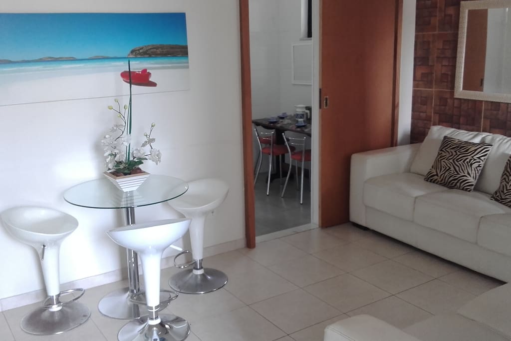 Sala ampla e aconchegante.