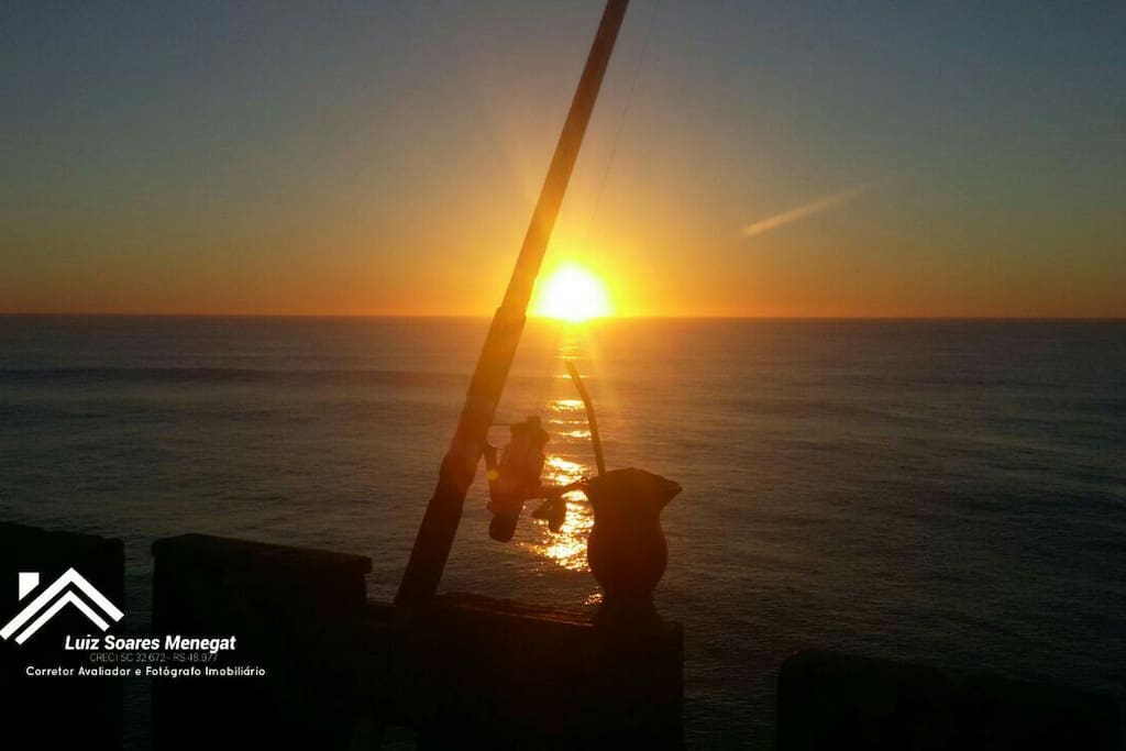 Plataforma de pesca no amanhecer