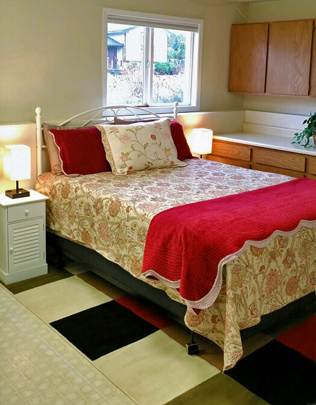 Táto spálňa má vlastné práčovné zariadenie (manželská posteľ).