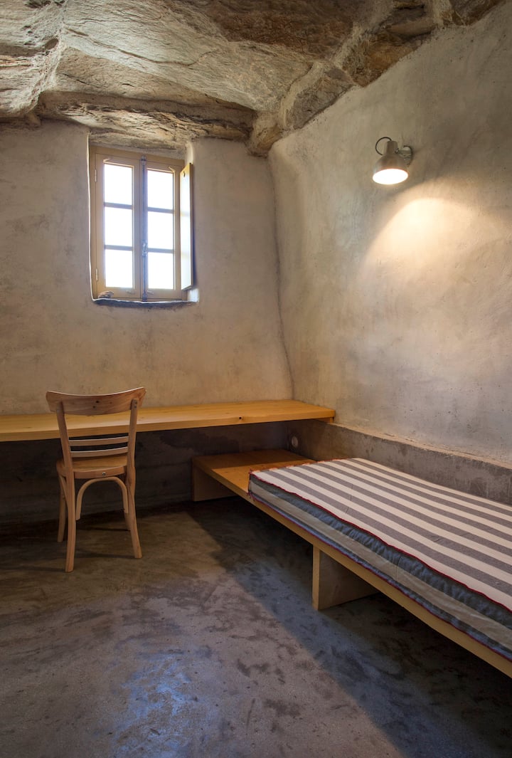 Dormitorio3, sofá cama (70 cm x 200 cm) con otro banco de trabajo.