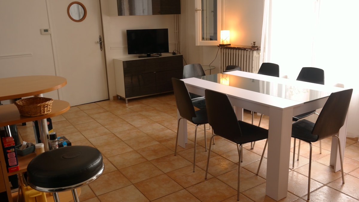 Bar, sala de estar y comedor