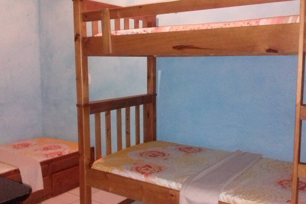 Quarto 2, para três pessoas, 1 beliche e 1 cama de solteiro.
