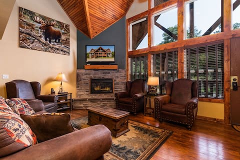 BEAUTIFUL LODGE with 7 Master Suites!! By Pool!
