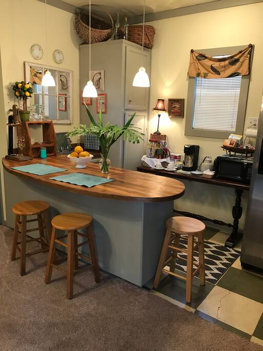 Galley kitchen- full size refrigerator, coffee pot, microwave (toaster ,griddle) available. Also included dishes and cutlery.*
****No stove***