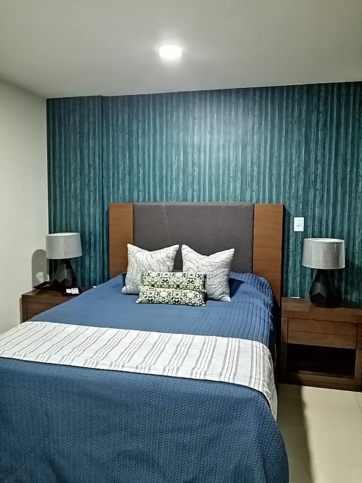 Druga spavaća soba, slična glavnoj (veliki, vrlo udoban bračni krevet, ormar, unutarnji ulaz u kupaonicu (pristup također iz dnevnog boravka), prozor s pogledom na pristanište i zaljev