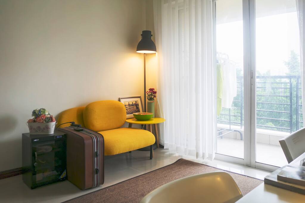 The Zaozuo couch is extremely comfortable,sit back and relax and enjoy reading here.